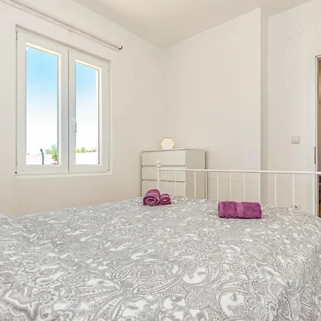 2 Bedroom Lovely In Danilo דירה