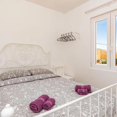 דירה 2 Bedroom Lovely In Danilo Protega