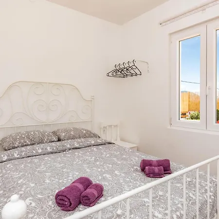 Apartment 2 Bedroom Lovely In Danilo Potege