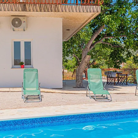 2 Bedroom Lovely In Danilo Apartment *