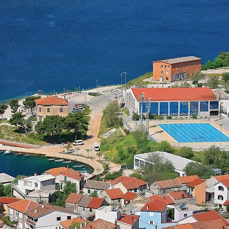 Apartment 2 Bedroom Lovely In Danilo