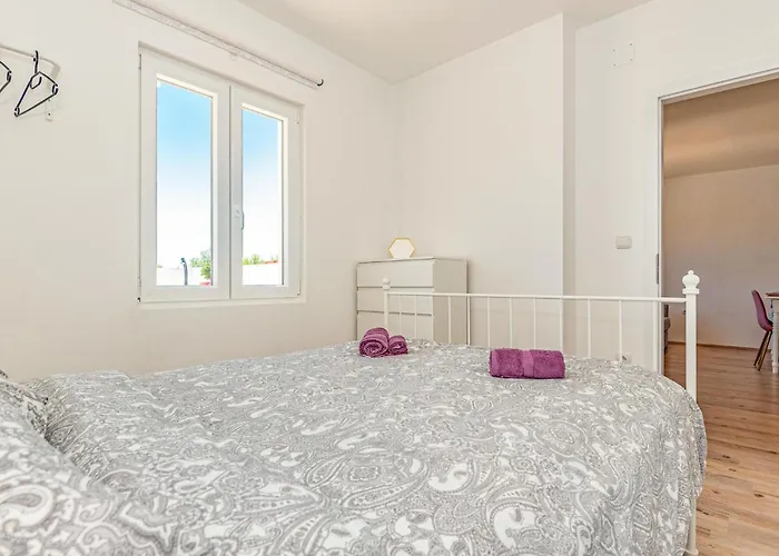 2 Bedroom Lovely In Danilo Apartamento